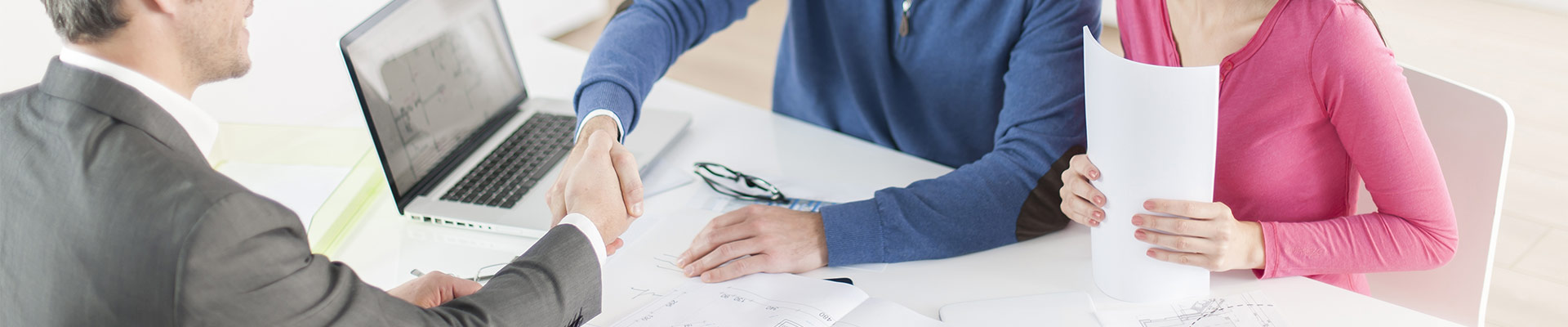 Handschütteln am Arbeitsplatz